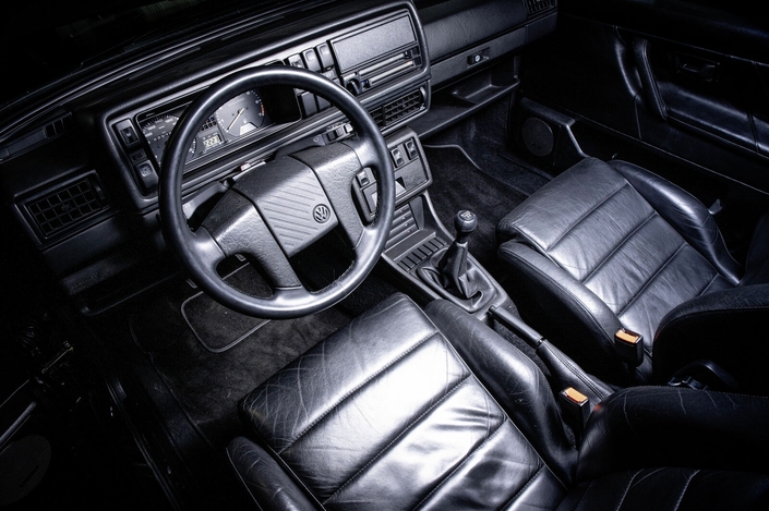 Présentation austère mais très belle qualité d'assemblage pour la Golf GTI G60. Le cuir était en option.