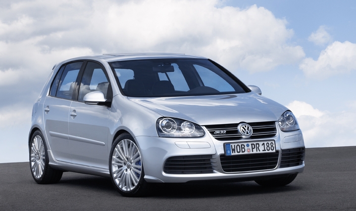Armée de 250 ch, la R32 devient la plus puissante des Golf quand elle est présentée en 2005.