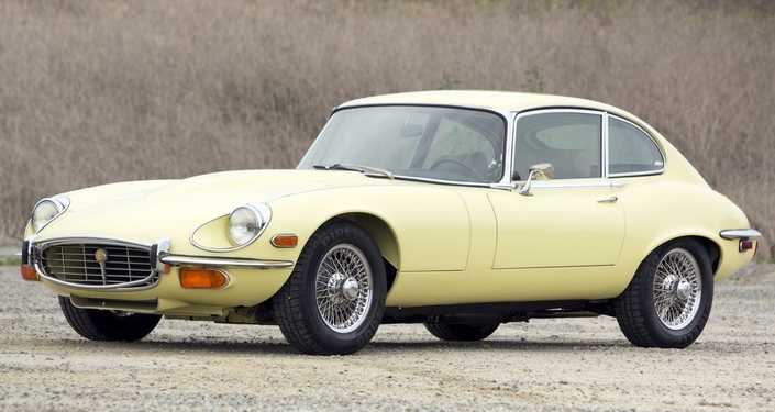 Comment ruiner un design : la Jaguar Type E 2+2, ici en Series III, dont l'habitacle démesuré ne s'adapte pas du tout à la ligne fuselée du coupé biplace.