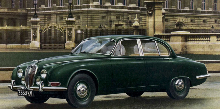 Pas vilaine mais tristouille et bouffie, la première Jaguar S-Type, en 1963, n'a pas tout à fait convaincu par sa sensualité...