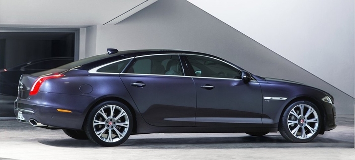 La Jaguar XJ  X351, par son look inutilement tarabiscoté, a contribué à tuer un belle lignée née en 1968 avec la sculpturale XJ6.