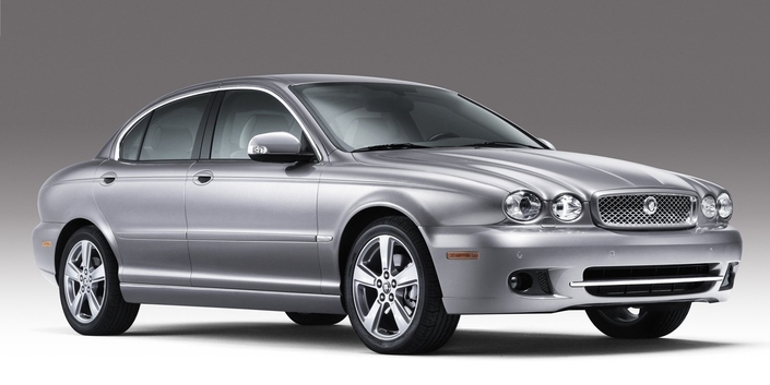 La banale X-Type, la Renault 9 de Jaguar ? Non, car au contraire de l'anglaise, la française s'est bien vendue... Le rétro-design ne fonctionne pas quand il s'applique à toute la gamme d'un constructeur.