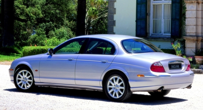 Fin 1998, la S-Type de 2e génération assume son rétro design, mais sa poupe est tout de même curieuse. Sa remplaçante, la XF, suivra une route toute autre.