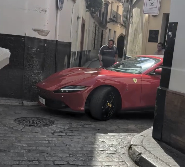 Il coince sa Ferrari dans les ruelles de Seville