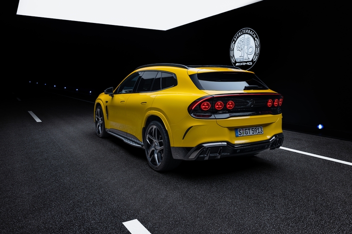 Voici le premier SUV électrique développé par AMG. Il reprend dans les grandes lignes la conception de la berline GT révélée il y a quelques mois.