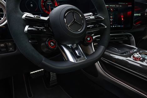Les molettes au volant permettent, entre autre, de changer de mode de conduite et d'enclencher la bande sonore, plutot bien faite d'un V8 d'AMG-GTR, à l'intérieur comme à l'extérieur.