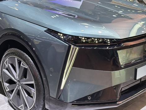 La signature lumineuse est identique à celle de la DS n°8