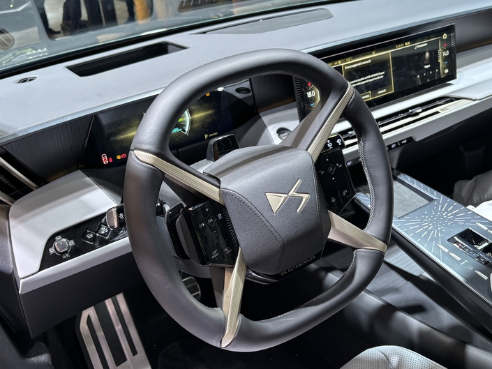 Ce nouveau volant en forme de X est l’une des particularités de cette DS.