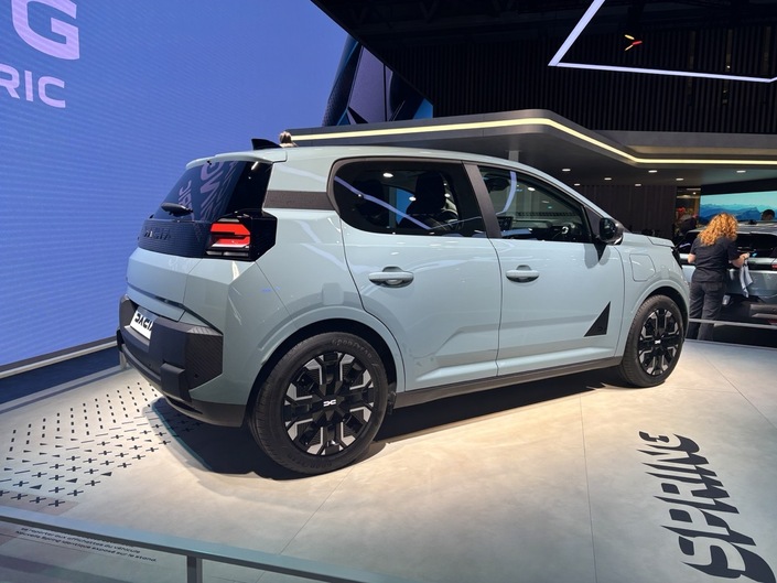 Moins chère que la Renault Twingo, la Dacia Spring offre un style bien différent