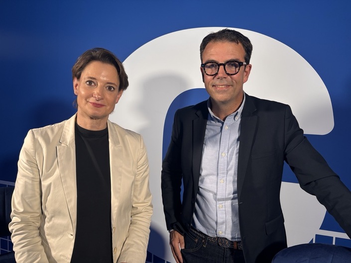 Katrin Adt avec votre serviteur sur le stand Caradisiac au Mondial de l'auto 2026.