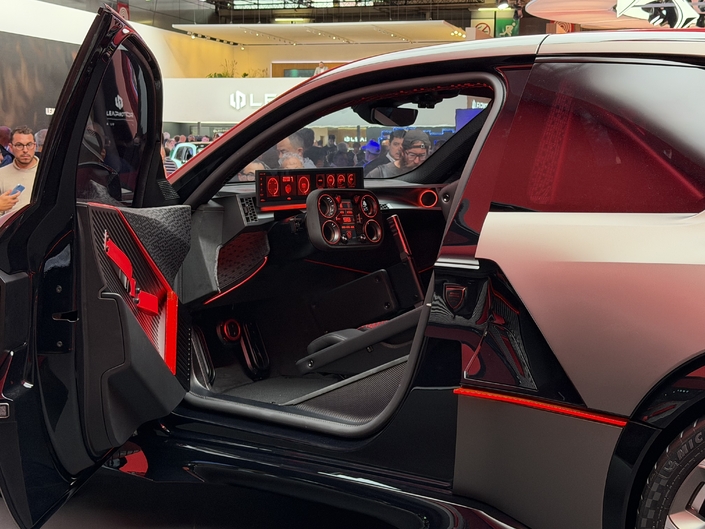 A l'intérieur, le volant "Hyper Square" se retrouvera sur la prochaine Peugeot 208 de troisième génération.