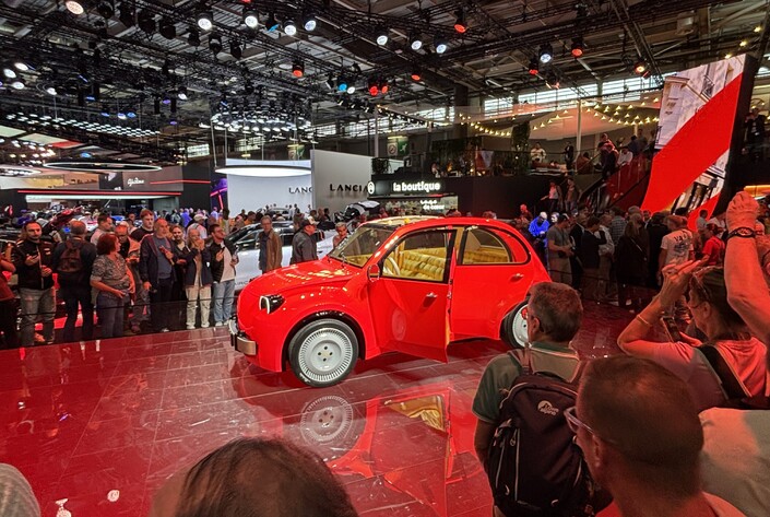 « C’est vrai qu’elle est jolie, mais… » : ce que pensent les visiteurs de la nouvelle 2CV