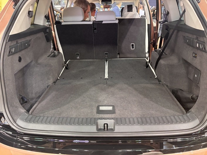 En configuration 5 places (photo), le volume de coffre atteint 935 litres, soit l’une des valeurs les plus élevées du marché. Mais quand on déploie les deux sièges du fond, la capacité de chargement se réduit à à 299 litres, valeur digne de celle d’une citadine.