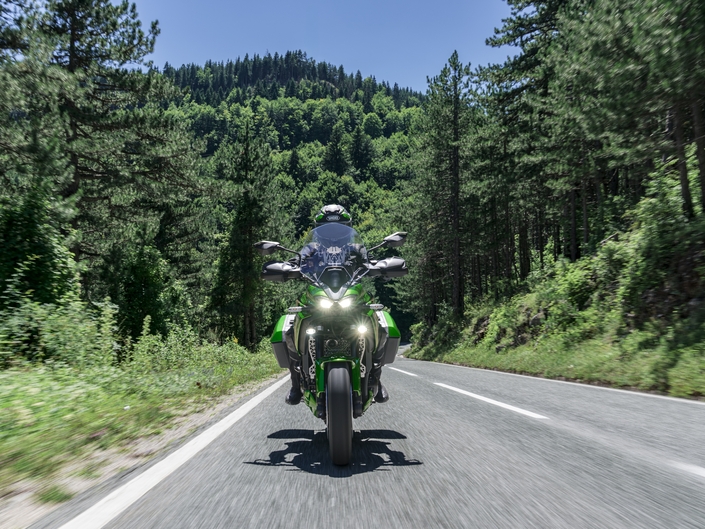 Kawasaki Versys 900 : le moteur de la Z900 et un package électronique inédit pour la nouvelle voyageuse Kawasaki