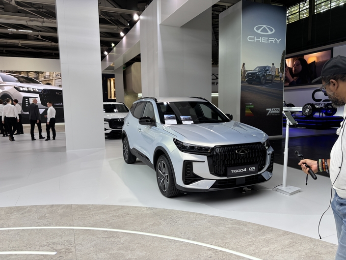 Le Tiggo 4 est un SUV urbain/compact hybride. Il vient challenger le Dacia Duster avec des tarifs encore plus attractifs.