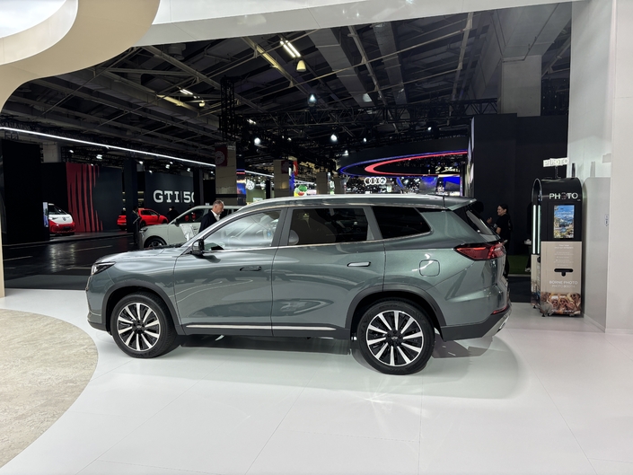 Le Tiggo 8 incarne le haut de gamme de la marque. Il propose 7 places et une motorisation hybride rechargeable.