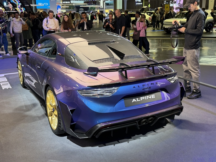 L’A110 R Ultime exposée par Alpine au Mondial est superbe.