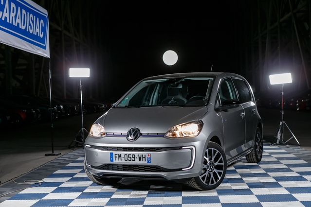 Volkswagen Up!: enfin branchée! - Salon de l'auto Caradisiac