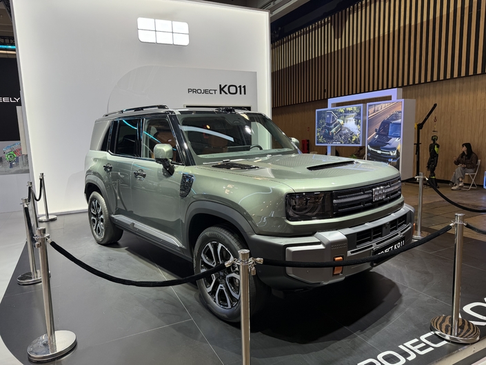 A côté du Monjaro sur le stand Geely, ce gros SUV hybride rechargeable taillé comme un Defender doit arriver en France en 2027.
