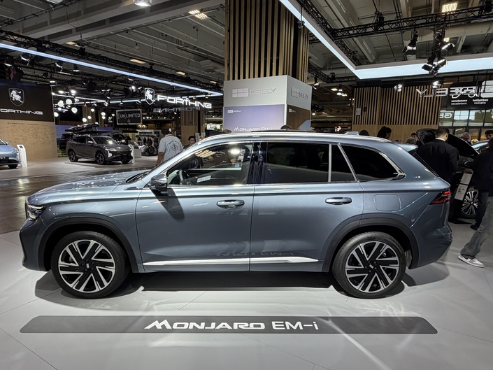Ce gros SUV hybride rechargeable mesure 4,8 mètres.