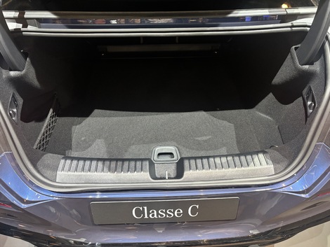 Dommage que Mercedes n'ait pas profité de ce nouveau style fastback pour greffer un hayon.