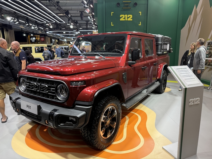 Le 212 B10 est l'équivalent d'un Jeep Gladiator.