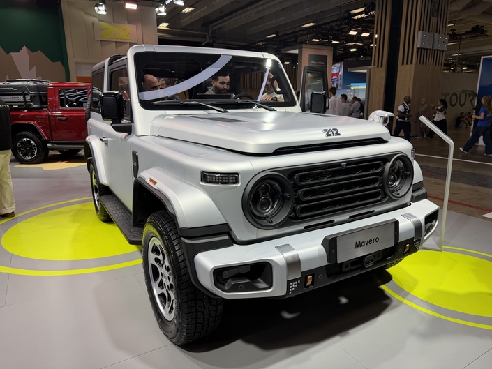 Basé sur le 212 T10, le Mavero affiche une face avant différente. Il s'apparente à un Jeep Wrangler châssis court.