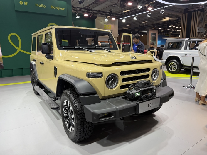 Le 212 T01 à cinq portes, sorte de Jeep Wrangler Unlimited chinoise.