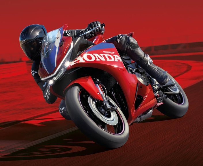 Honda CBR500R Four : moteur quatre-cylindres de 70 chevaux et E-Clutch de série pour la sportive midsize japonaise