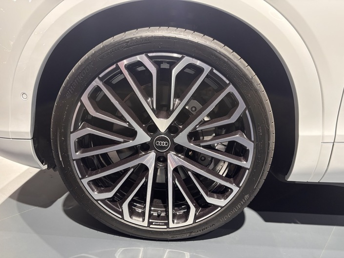 Le modèle exposé se chausse de roues de...23 pouces!
