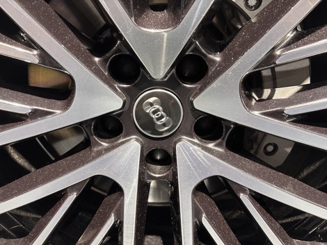 Mignon comme tout, ce cache-moyeu indépendant de la jante. Le logo Audi reste ainsi fixe même quand la voiture roule. On peut aussi le faire tourner quand la voiture est à l'arrêt...