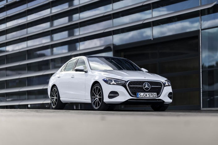 Mercedes a légèrement retravaillé la face avant pour se rapprocher du design de la nouvelle Classe C électrique.