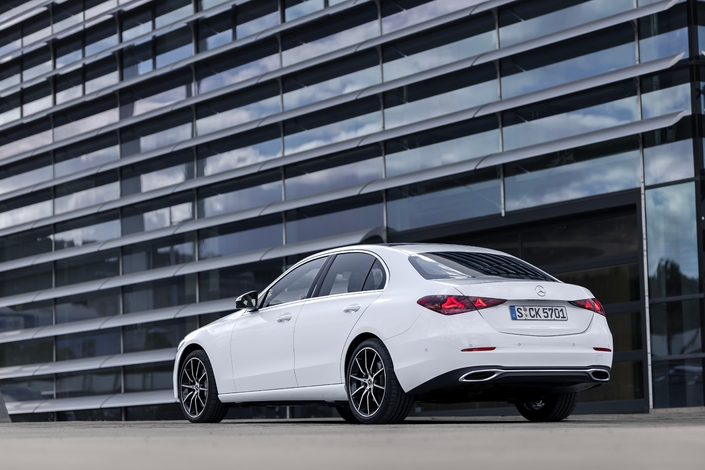 Les optiques arrière ont désormais une signature lumineuse en forme d’étoile. Mais uniquement sur la berline. Le break conserve l’ancienne.