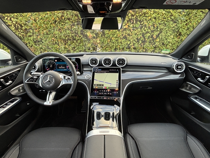Hormis l’arrivée d’un nouveau volant doté de commandes physiques, l’intérieur est reconduit à l’identique. Le système d’exploitation a également été mis à jour tout comme l’interface multimédia.