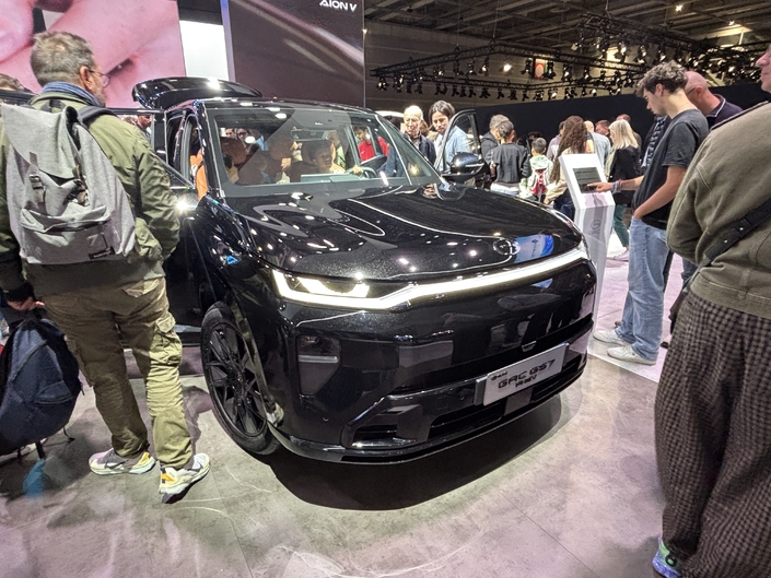Le SUV familial hybride GAC GS7.