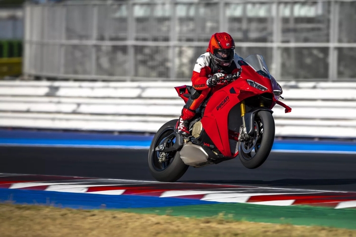 Ducati Panigale V4 S : toujours plus vite pour la référence sportive de Ducati