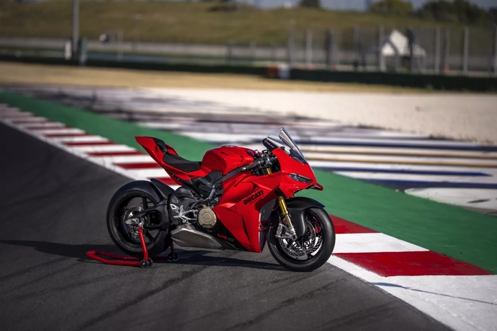 Ducati Panigale V4 S : toujours plus vite pour la référence sportive de Ducati