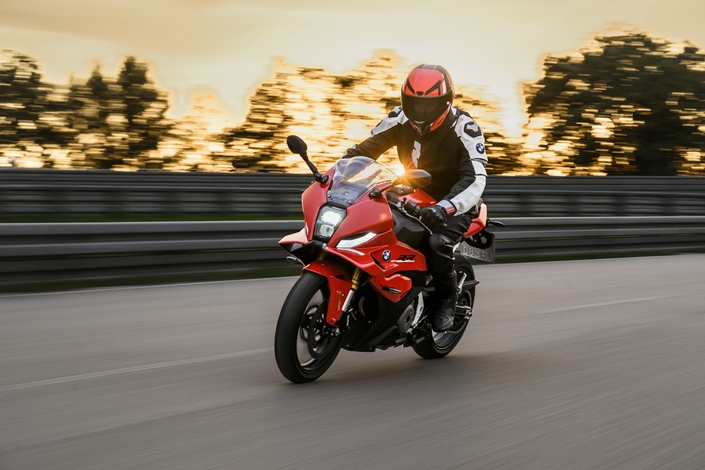 BMW F 450 RR (2027) : 48 chevaux, look de S 1000 RR, à partir de 7 350 €, le bon coup de BMW sur le marché A2 ?