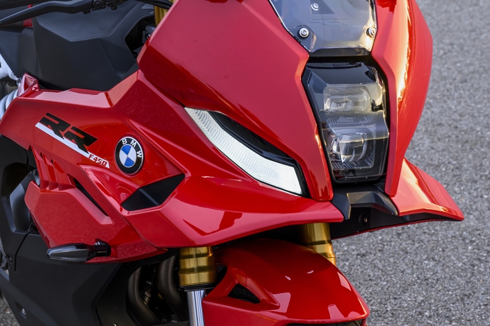 BMW F 450 RR (2027) : 48 chevaux, look de S 1000 RR, à partir de 7 350 €, le bon coup de BMW sur le marché A2 ?