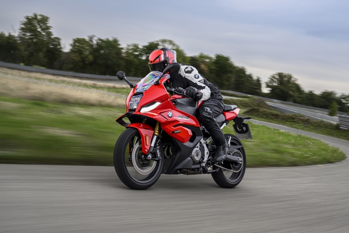BMW F 450 RR (2027) : 48 chevaux, look de S 1000 RR, à partir de 7 350 €, le bon coup de BMW sur le marché A2 ?