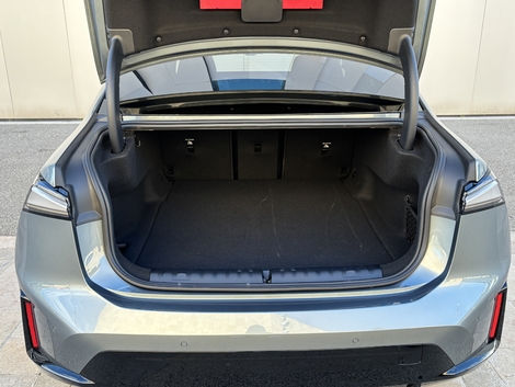 Le coffre dispose d’une contenance de 320 litres. La forme est classique pour une berline de BMW.