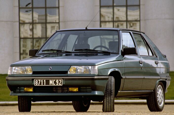 En 1986, la Renault 11 bénéficie d'un nouveau museau et d'un moteur 1,7 l porté à 90 ch. Ici, une TXE de haut de gamme.