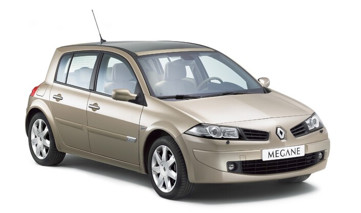 Fin 2005, la Renault Mégane est légèrement restylée : projecteurs et demi-calandres alignés, fiabilité améliorée.