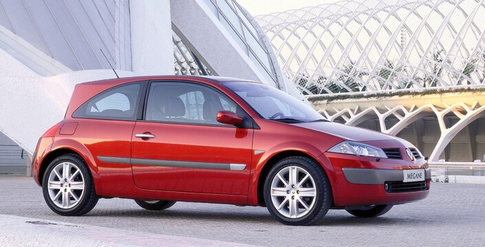 Renault a osé un look très radical pour la Mégane II, apparue en 2002. Bien joué, on en parle beaucoup et les ventes sont élevées.