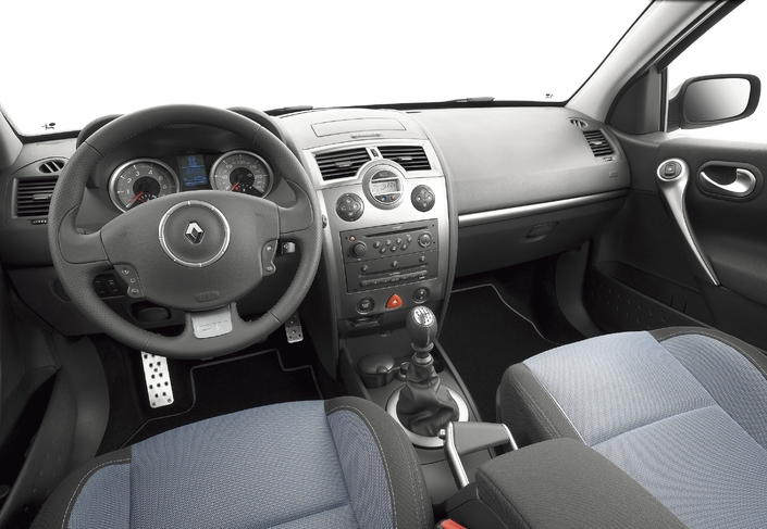Présentation sympa pour la Mégane GT en 2006, mais certains revêtements résistent mal à l'usure. Et la commande du régulateur de vitesse tient de la perversion...