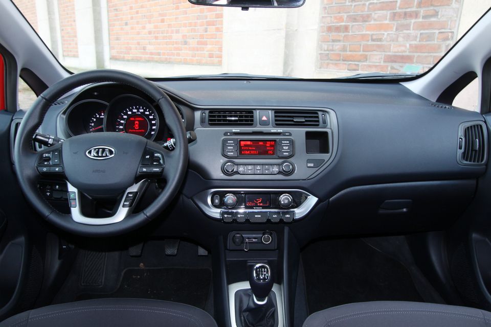 https://images.caradisiac.com/images/4/6/0/0/74600/S8-Toyota-Yaris-vs-Kia-Rio-les-decomplexees-248636.jpg