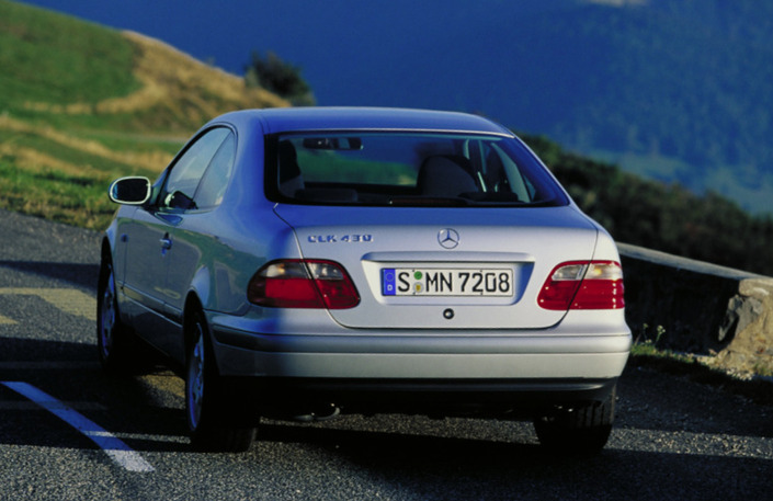 La version 430 du coupé CLK, mue par un V8, apparaitra en 1998.