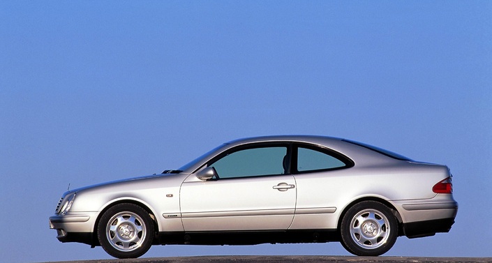 Profil pur et équilibré pour le Mercedes CLK C208, mais son Cx de 0.32 n'a rien d'exceptionnel en 1998.