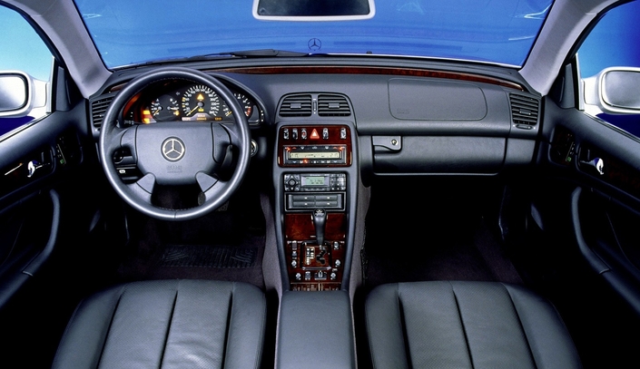 Belle présentation et finition sérieuse à bord du Mercedes CLK 430. Et l'équipement se révèle plutôt complet ! Mais les sièges sont un peu durs.