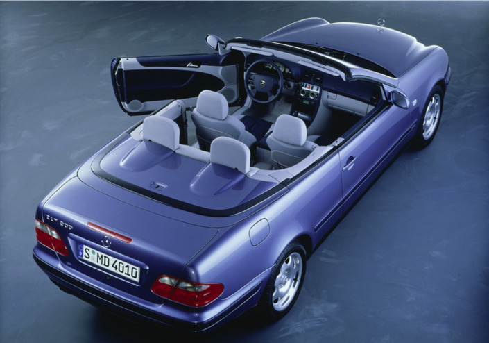 En 1998, le CLK perd son toit dur au profit d'une capote électrique dans sa nouvelle version cabriolet. Là encore, le V8 n'est pas disponible de suite.